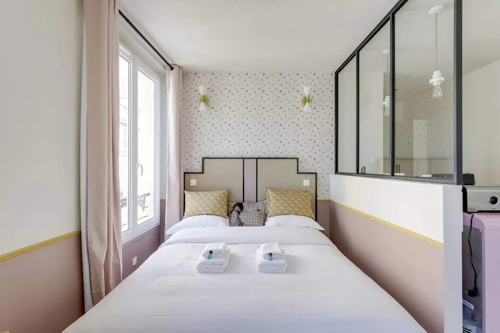 Beautiful Pink Studio For 2 in Heart of Vanves