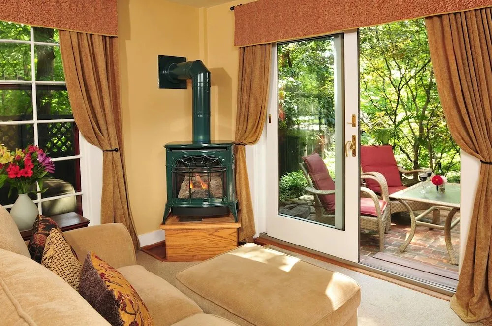 1795 Acorn Inn Bed and Breakfast