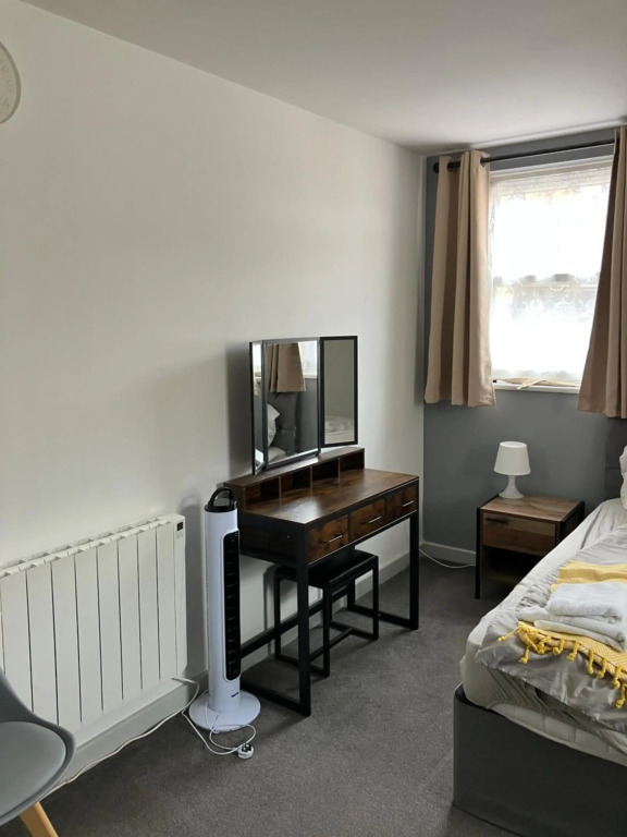 Spacious 2 Bed apartment - Sleeps 6 - Burnham Village