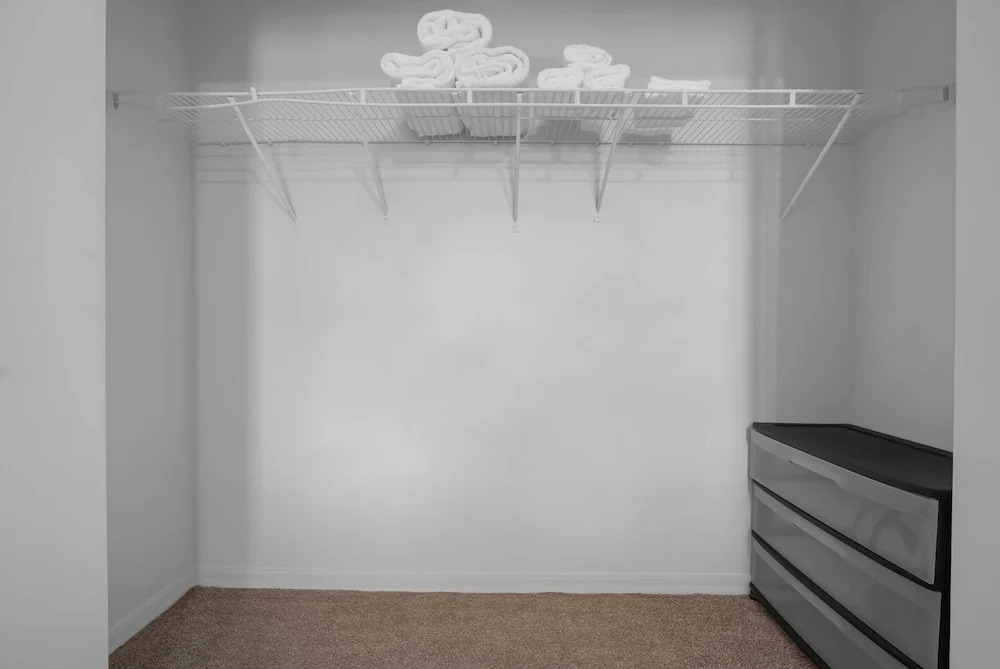 Vibrant 2BR 2BA w King Bed Pool Gym 11