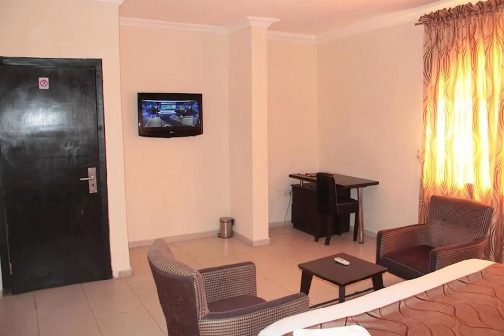 Lakeem Suites Adebola