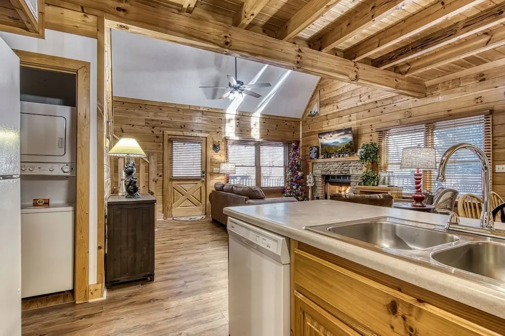 ER316- Black Bear Hideaway Great location- Close to town cabin