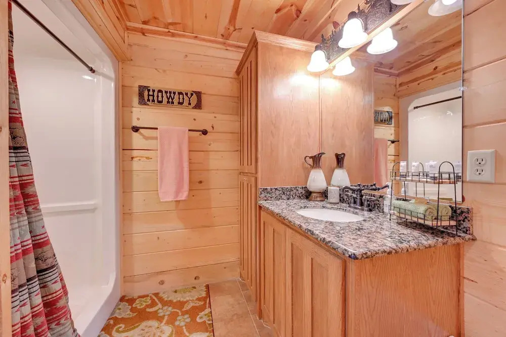 Broken Bow Cabin w/ Hot Tub & Deck - 4 Mi to Lake!