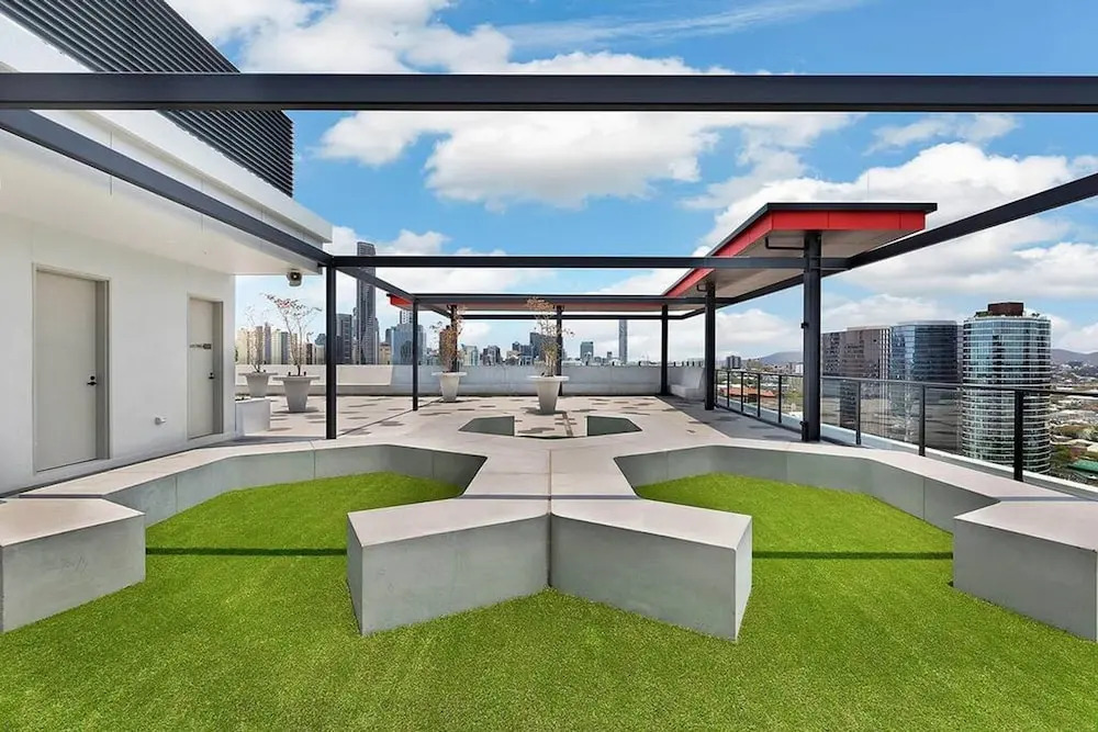2BR Utopia Fortitude Valley Pool Rooftop King bed