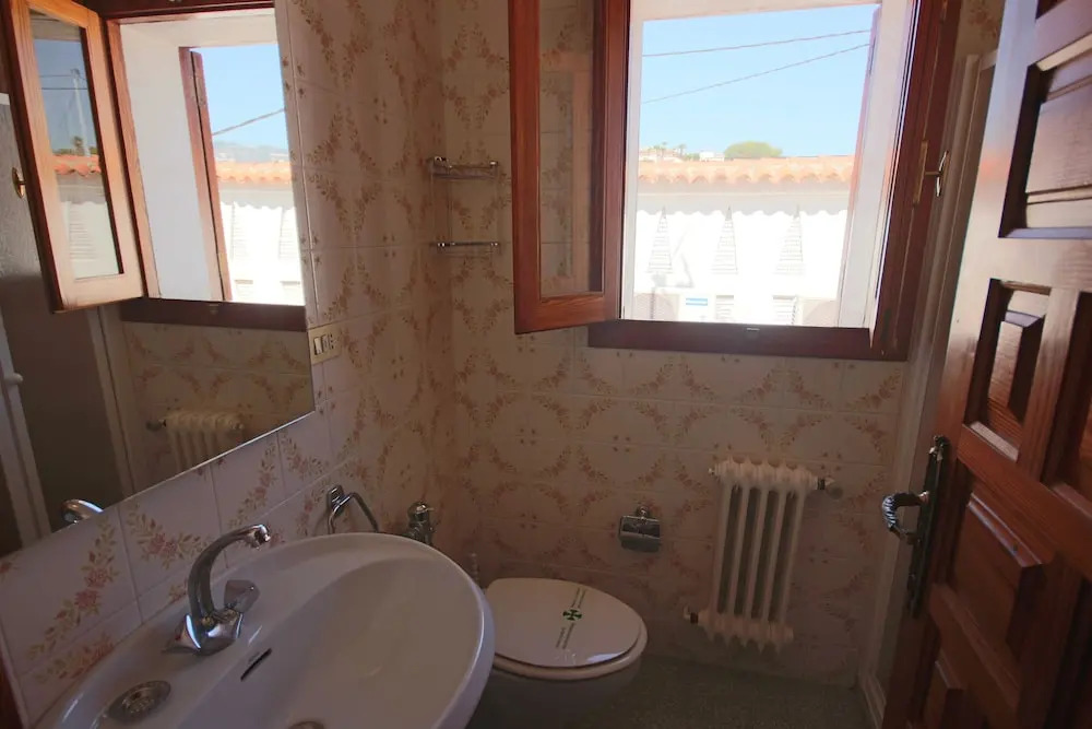 Only 100m to the Beach! Spacious Villa With Private Pool - 12 People