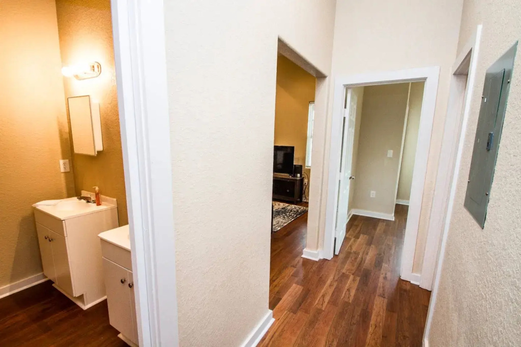 3BR/2BA Remodeled Apartment Near Downtown