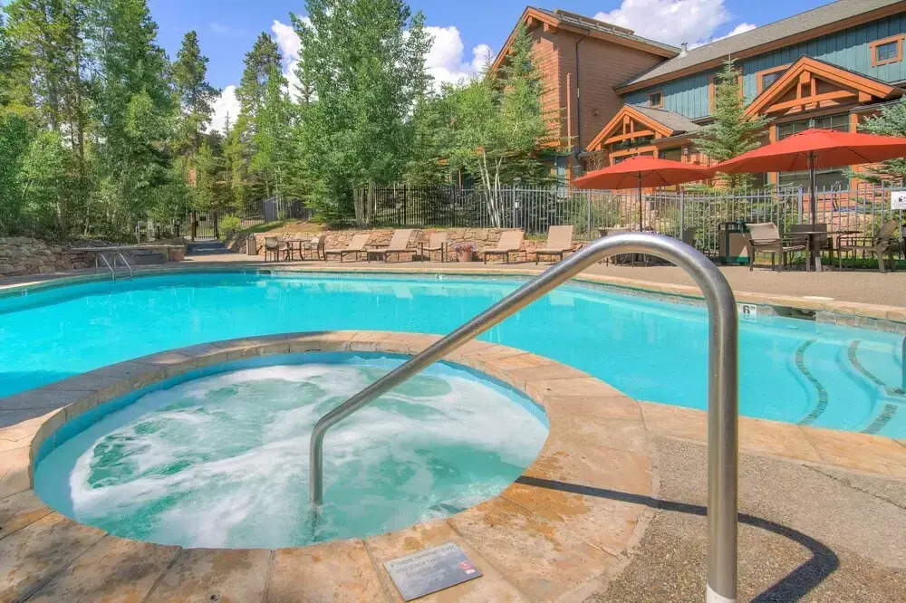 Spacious Upstairs Townhome With Private Garage 2 Bedroom Condo