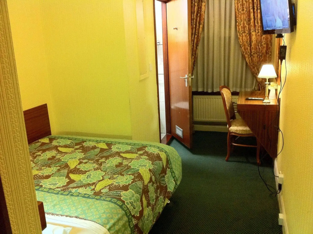 London Visitors Hotel