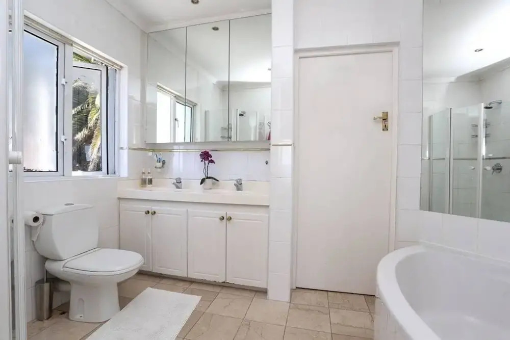 3 Bedrooms Villa in Camps Bay With Ocean Views