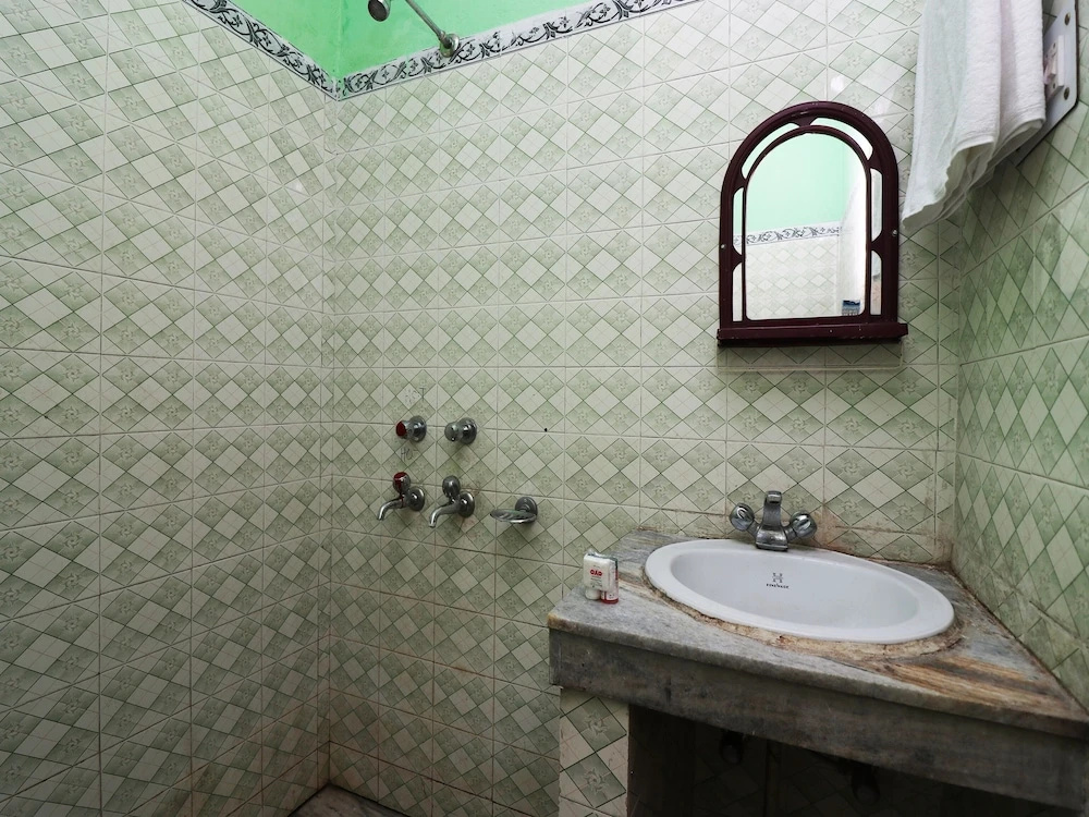 Oyo 44250 New Hotel Shivlok