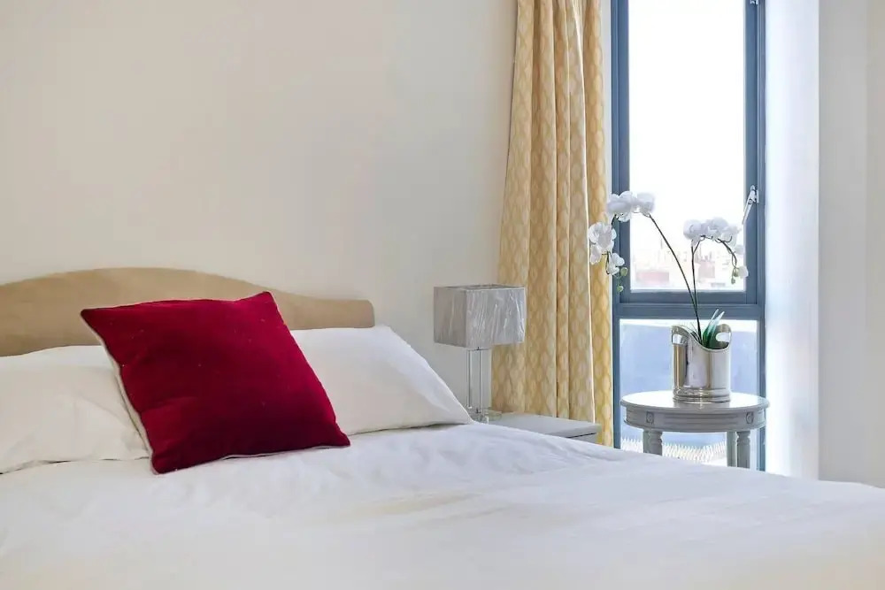 Bright 2 bed Flat With Terrace, 4 Mins From Tube