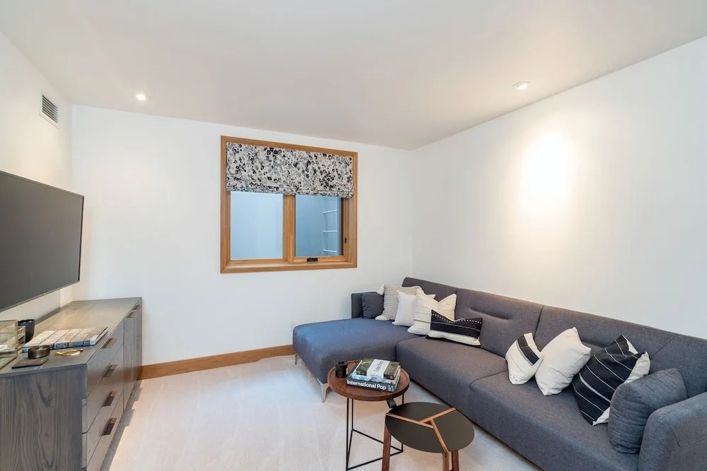 Luxury Townhome On Depot, 3 Mins Walk To Main St Gondola, Heated Garage, Private Roof Top Hot Tub, townhouse