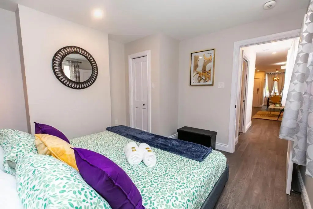 Luxury 1 BR With King Bed - Near Byward Market