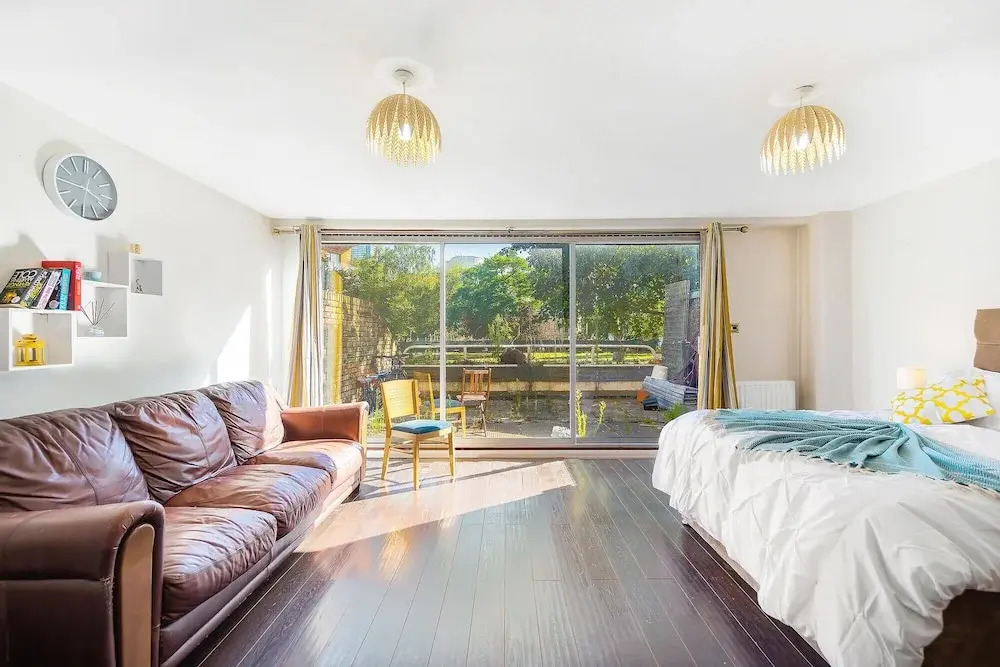 Canton Street - Deluxe Guest Room 1