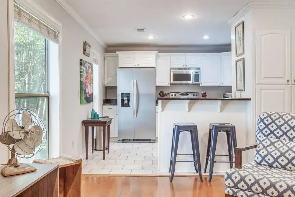 1 Block to The Square: Oxford Condo!