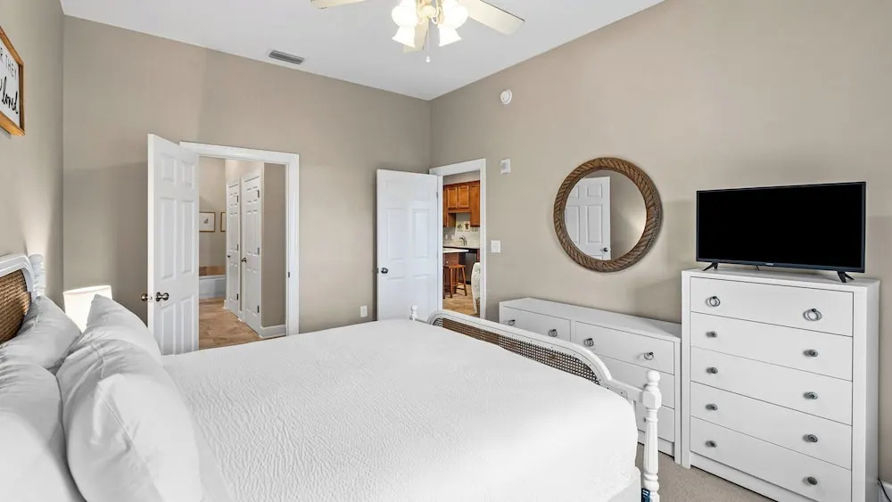 3BR Condo Near Peaceful Lake w/ Large Pool, Close to Beach