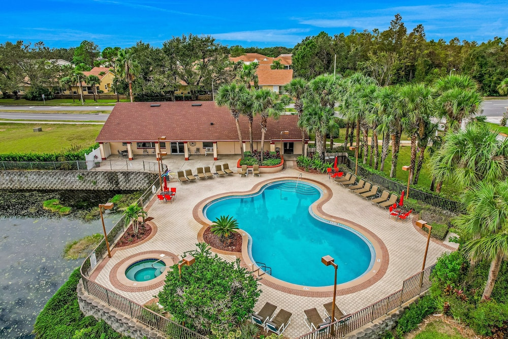 Breezy Townhouse With a Pool, hot Tub, Patio, Central AC, and Washer/dryer