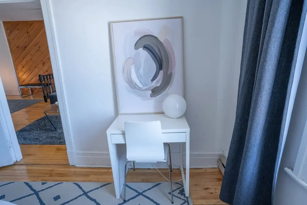 Stunning 2 Bedroom Apt! 3mins Walk From CDN Metro