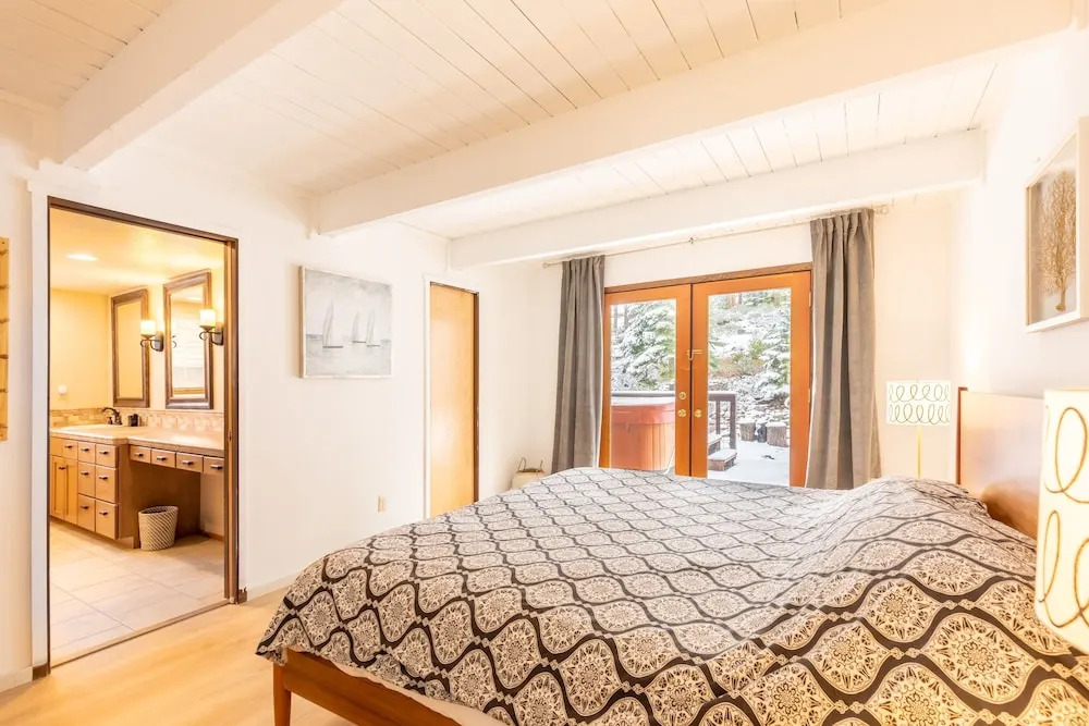 Beautiful 3-Bedroom Contemporary Mountain Home in Northstar by RedAwning Save 10% on 3 Nights, 15% on 5 Nights!