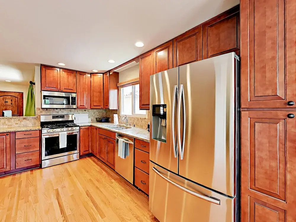 1731 Plum Street Duplex Unit B - 3 Br apts by RedAwning