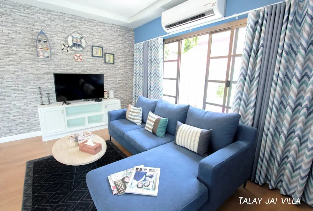 Jomtien Beach Pool Villa บ้านพูลวิลล่าติดทะเล หาดจอมเทียน