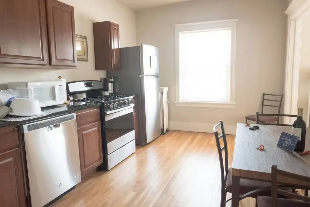 Lively 1 Bedroom Apt Near Lake