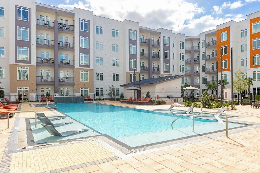 Riviere 3BR Apartment Stylish King Family Pets Friendly Pool & Gym Near Epic Universe