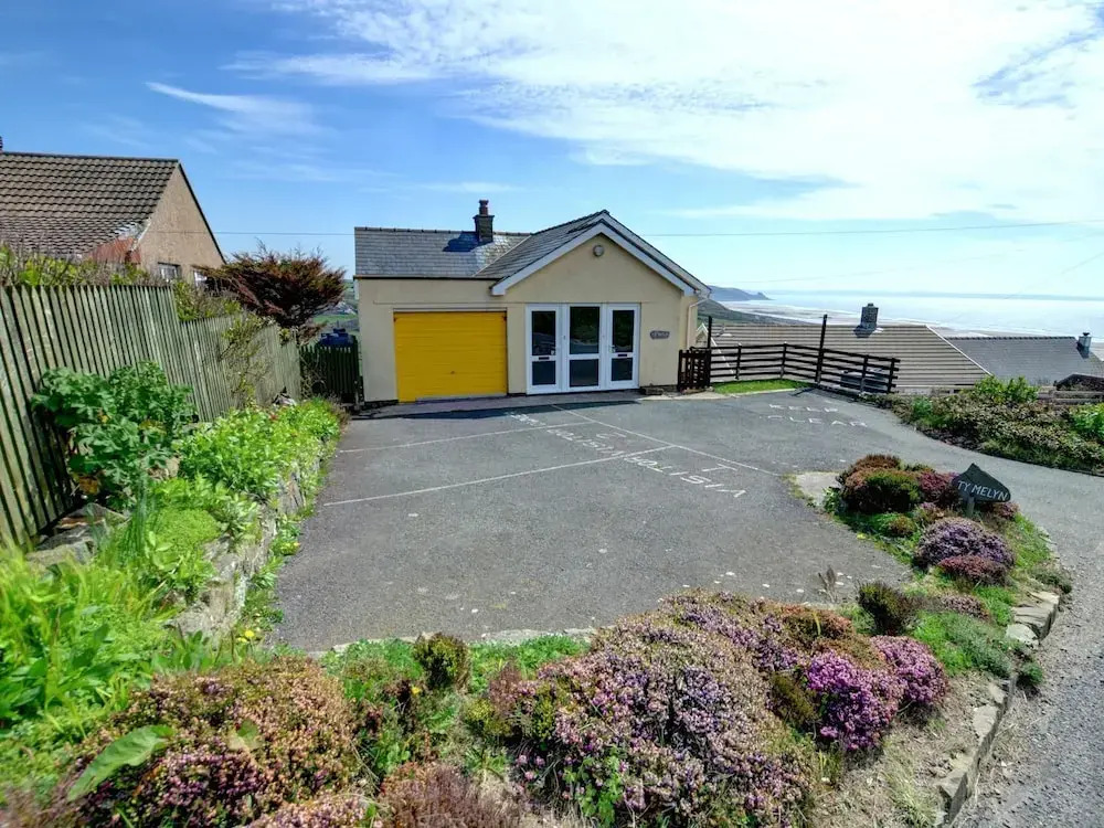 Ground-floor Apartment in Detached House set on 350-m Site