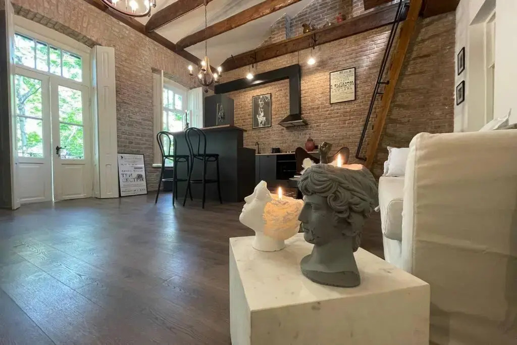 Writer's Loft w/ workspace-get inspired by comfort