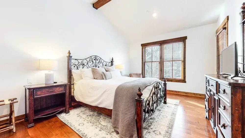 Snowcreek VI The Lodges 1130 Pet-Friendly, Beautiful and Spacious, Garage and Washer Dryer by RedAwning