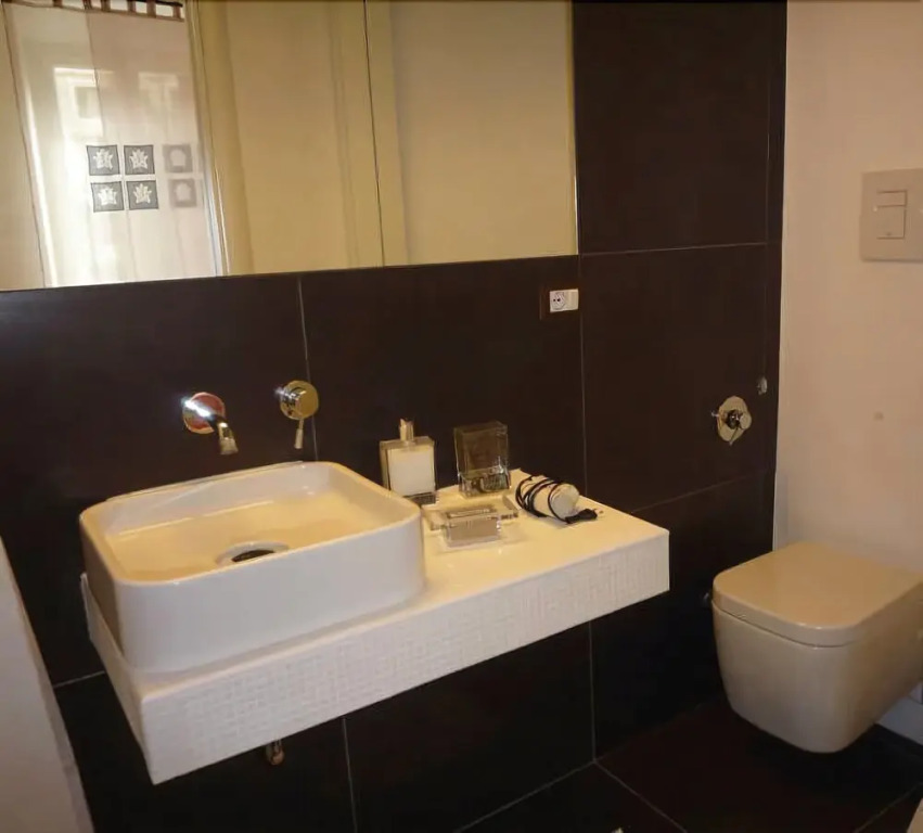 Center 2 Rooms