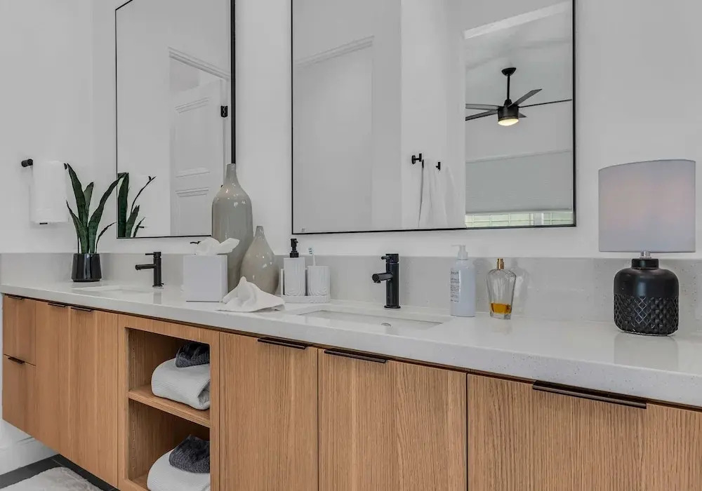 Modern Miralon - Sophisticated Retreat for Up To 5 w/ Resort Amenities