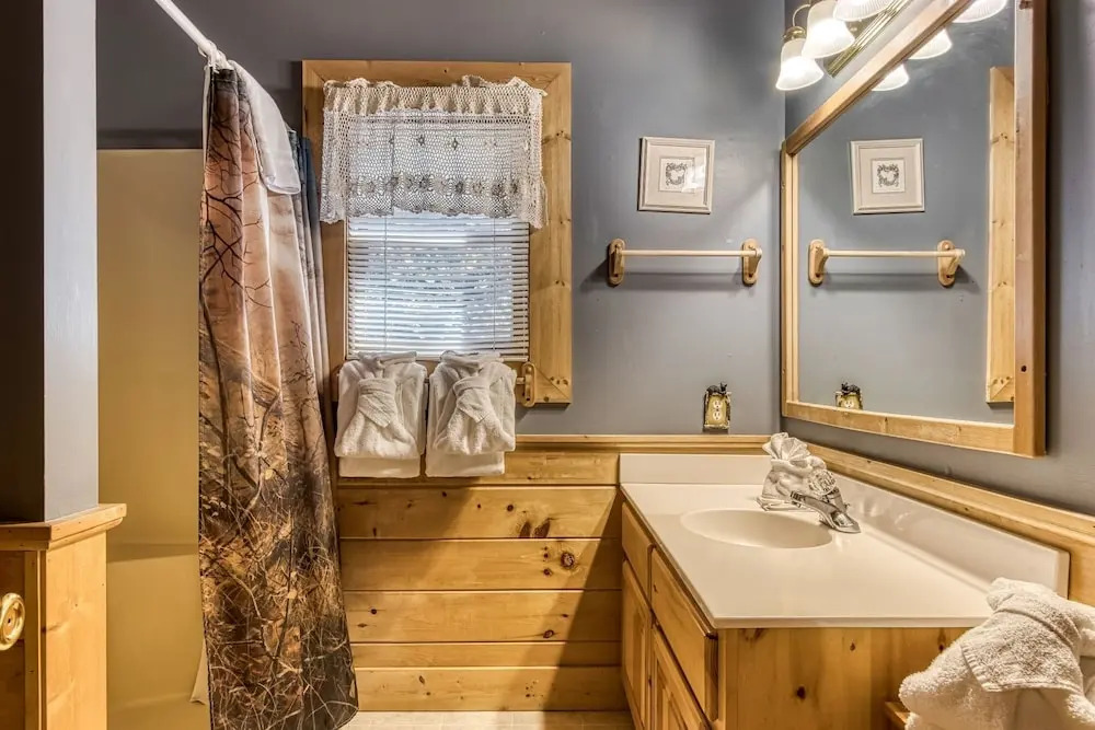 Er 256 - Smoky Mountain Top Great Location - Close To Town! 3 Bedroom Cabin by RedAwning