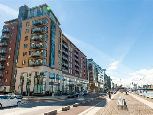 Sunny Apartment off Grand Canal Square Dublin 2