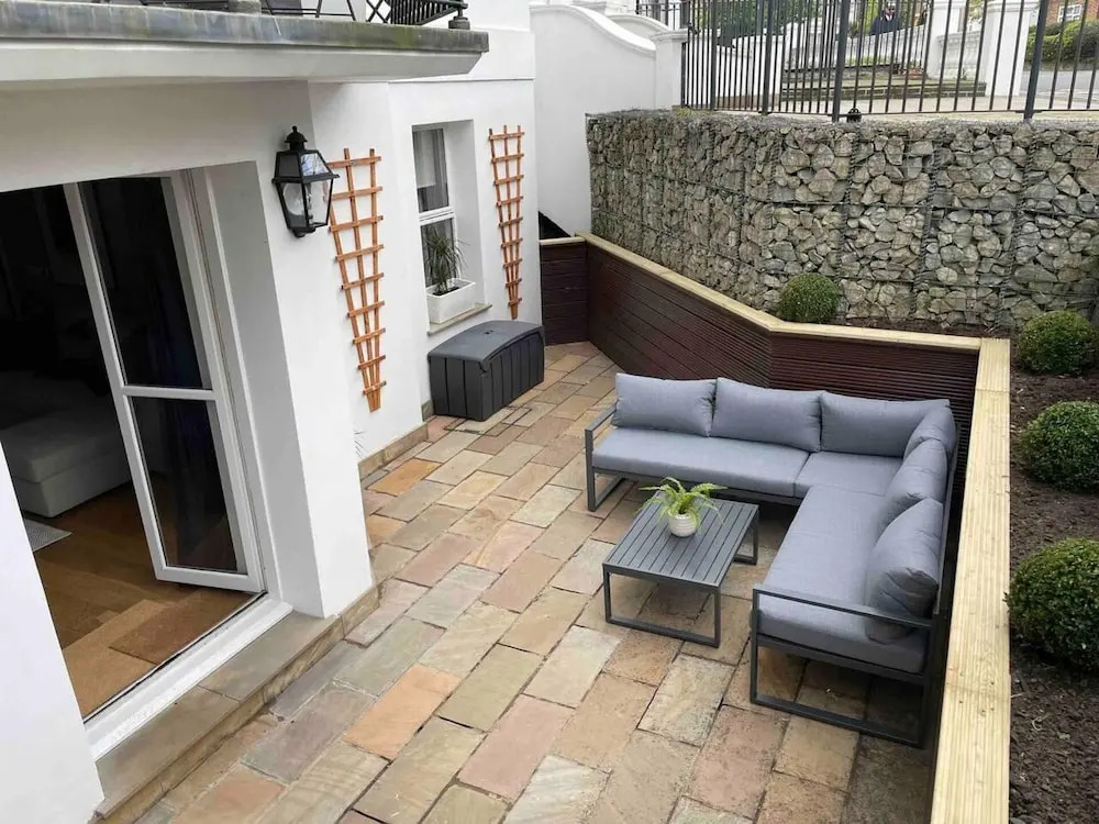 Stunning Apartment by The Leas, West End