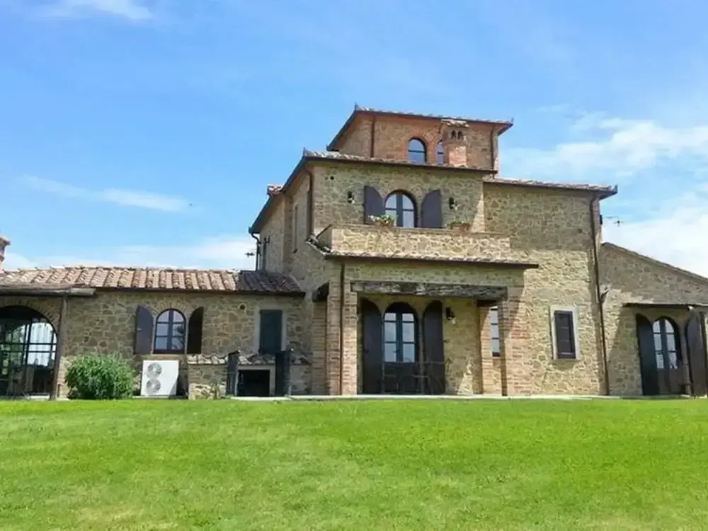 Lago di Chiusi Villa with Pool