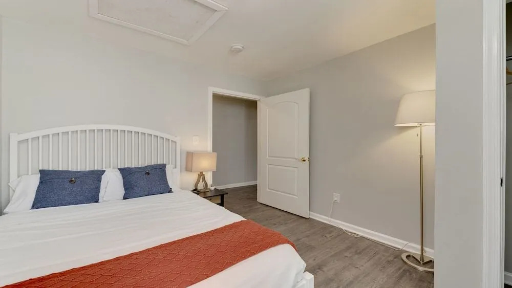 Stylish 3BR 3BA Colonial House by Cozysuites