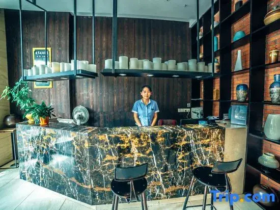 Vision & Fashion | Royal View International Hotel · 360° Sky Garden & Starry Cinema