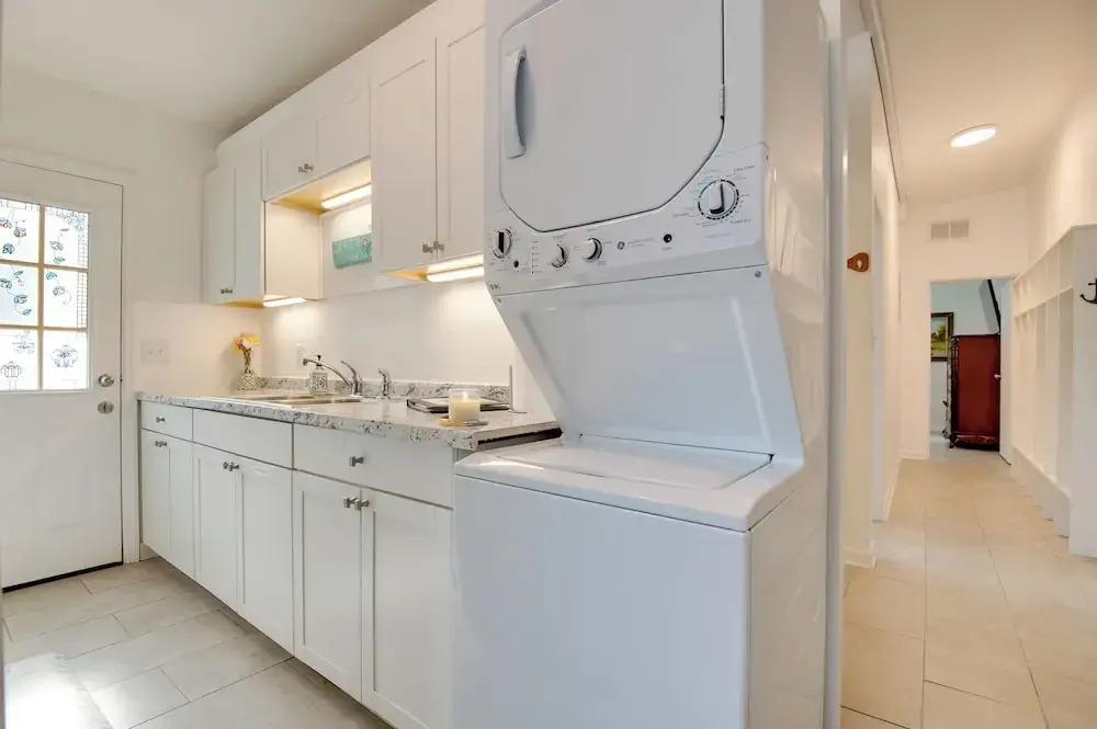 Walk to Beach: Dog-friendly Gem in Cocoa Beach!