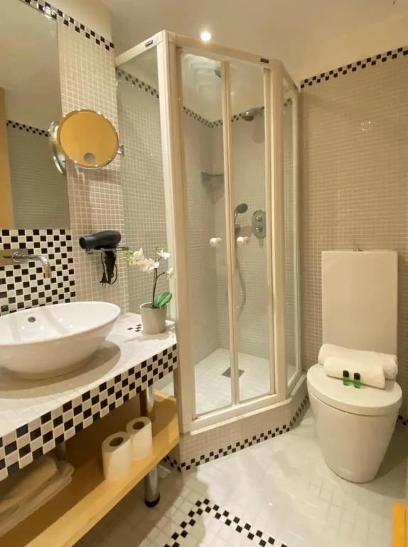 1610B - Stunning studio with Champs Elysées Views!