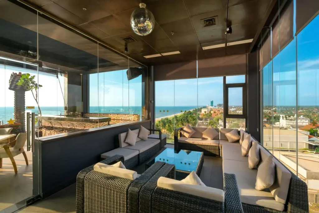 Rainbow Beach Hotel