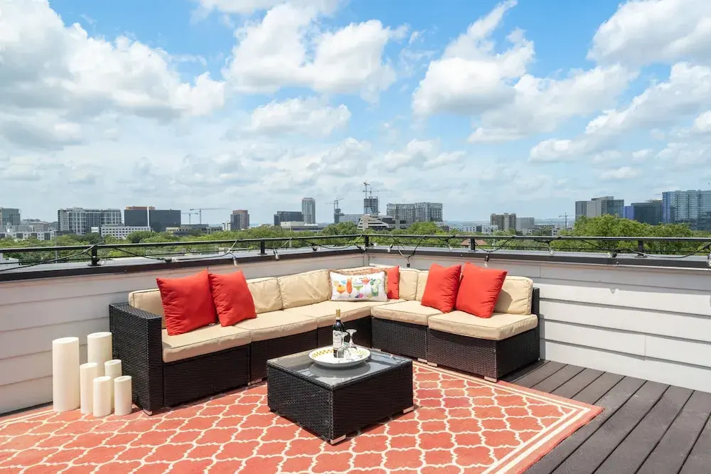 Skyline View - High-End Home, 2 Vibrant Districts by RedAwning