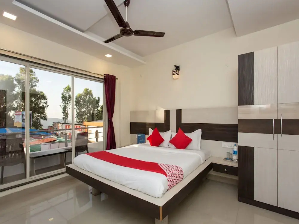 OYO 11758 Royal Hills