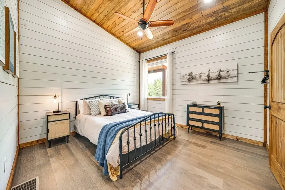 Luxe Broken Bow Home w/ Hot Tub & Fire Pit!