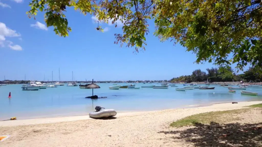 3 bedrooms appartement at Grand Baie 300 m away from the beach with shared pool enclosed garden and wifi