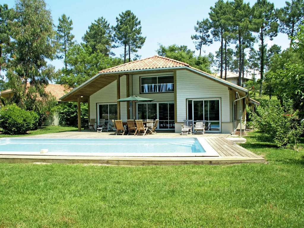 Nice villa with a private swimming pool, 900m from the beach