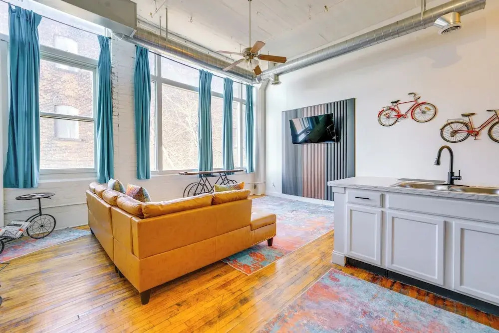 1 Mi to Dtwn! Riverside Corktown Loft on 2nd Floor