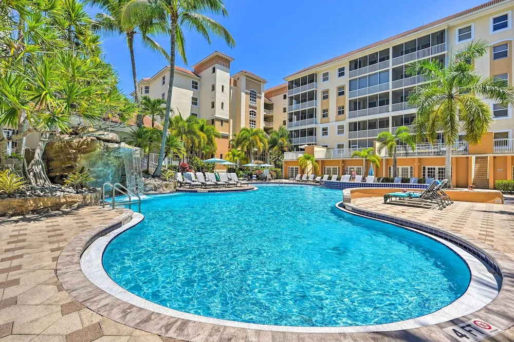 Naples Escape in Regatta w/ Resort Amenities!
