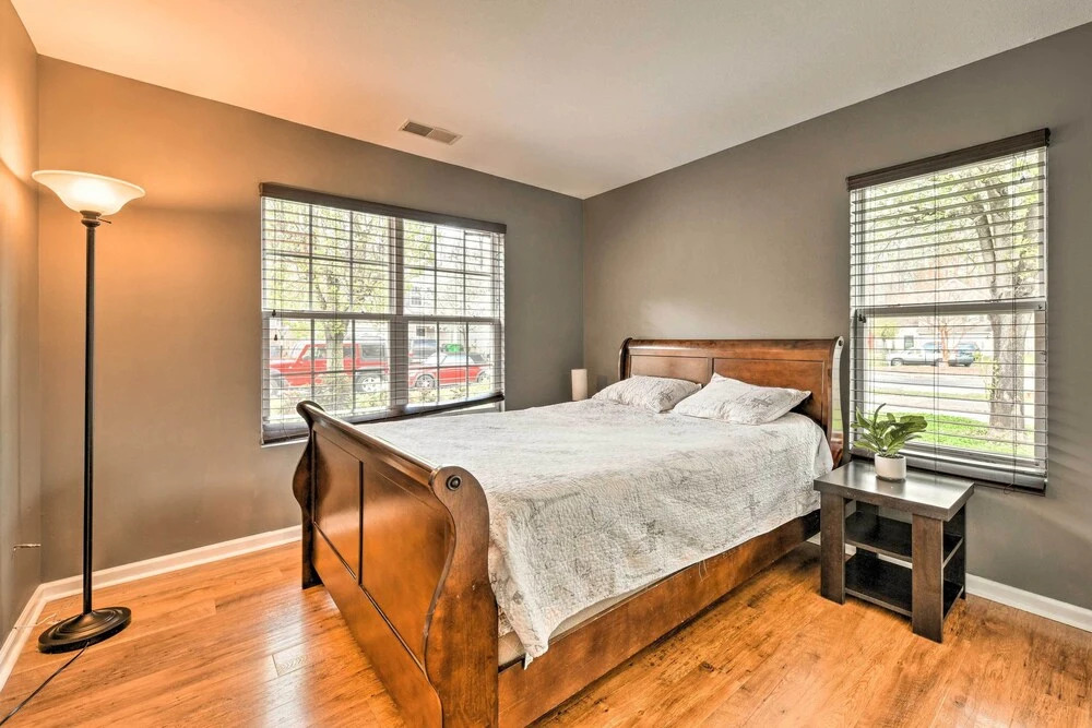 Pet-friendly Retreat w/ Yard: ~ 8 Mi to Downtown!