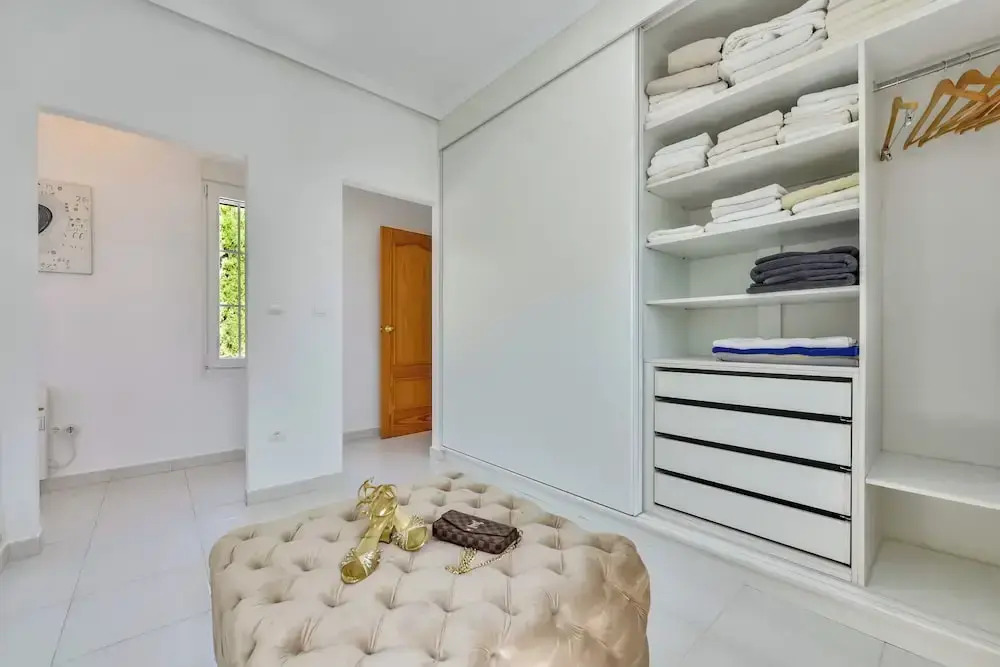 4bed Villa Sleeps 8- Pool, Garden, Bbq, Near Beach